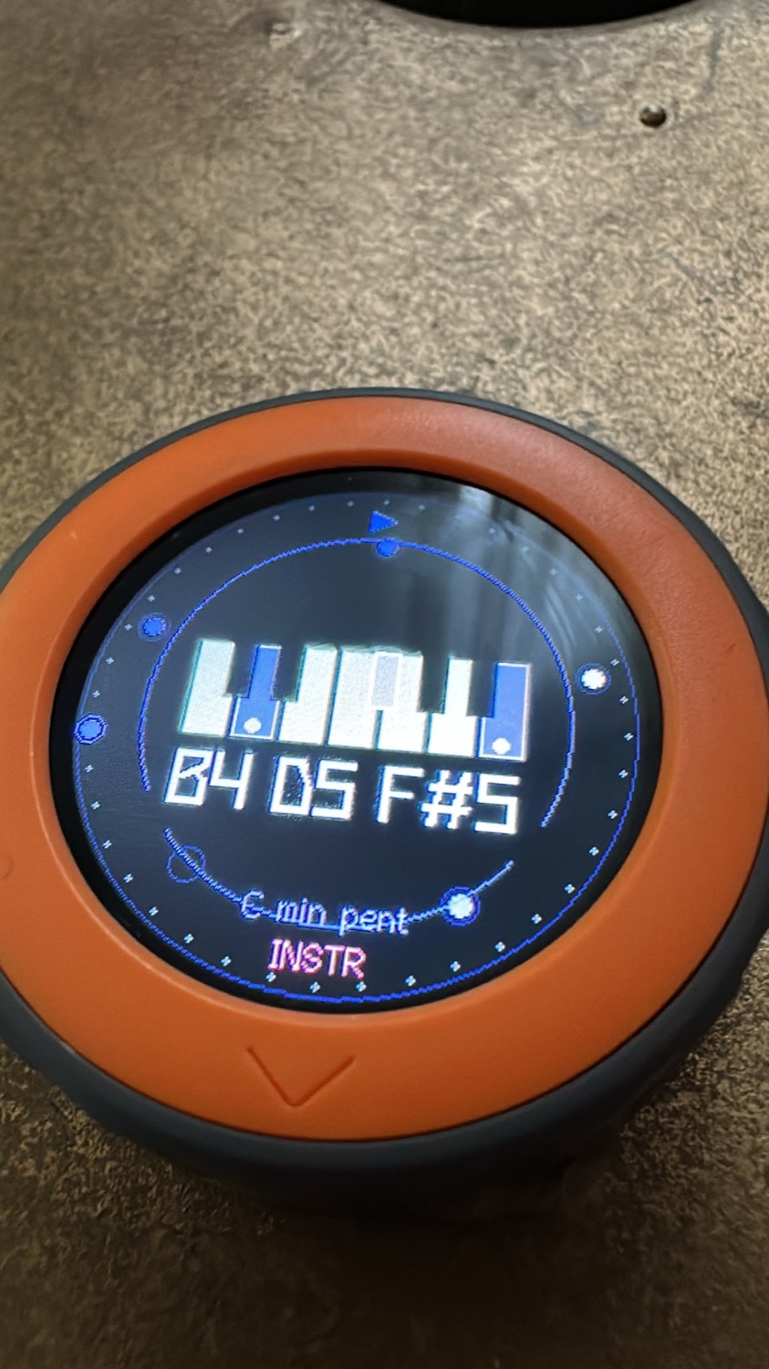 Close-up of a disc: the display shows a triad with the note names B4 D5 F#5 and the scale C min pent